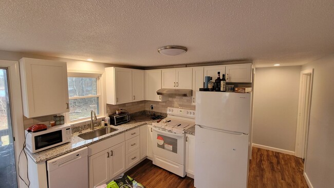 Building Photo - Newly Updated West Yarmouth Townhouse