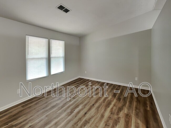 Foto del edificio - 734 Tarkington Rd S