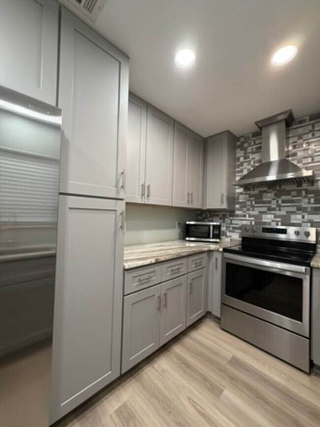 Foto del edificio - 50% OFF FIRST MONTHS RENT -- UNFURNISHED, UPDATED 3B/1.5B Home in the Heart of Ft. Walton Beach