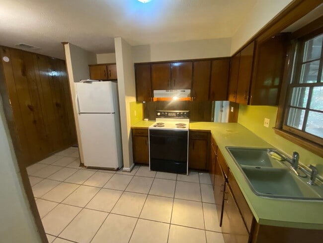 Building Photo - **AVAILABLE NOW**3 Bedroom / 2 Bathroom Ho...