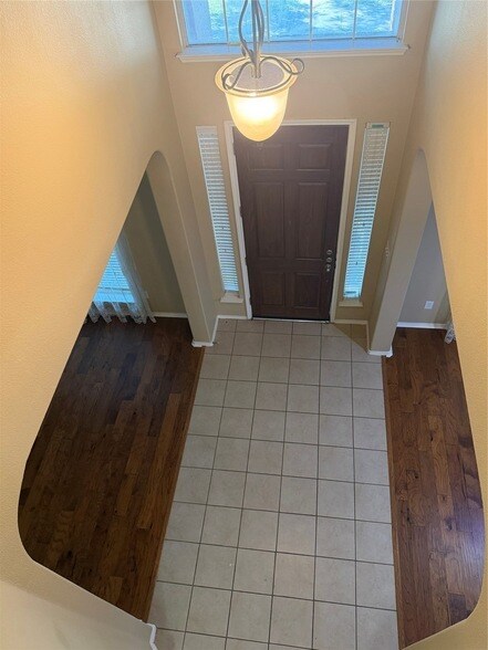 Building Photo - 11490 La Grange Dr