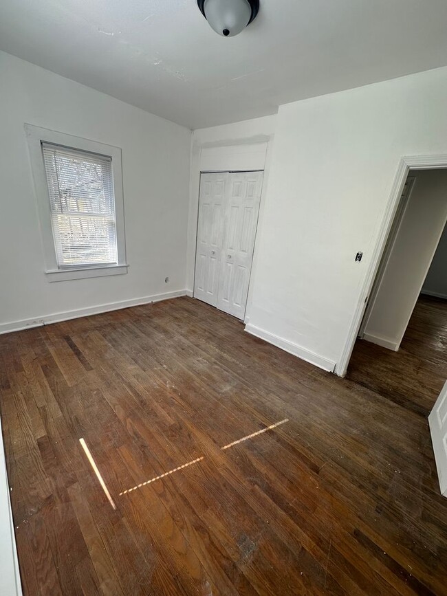 Building Photo - 2 bed 1 bath update home with original har...