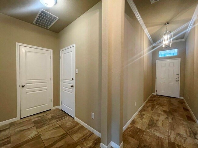 Foto del edificio - Beautiful 4 bedroom/2 bath home available ...