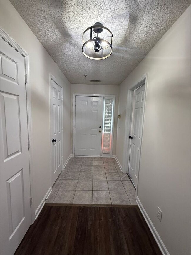Building Photo - Modern Updated Top Floor unit! Freshly Pai...