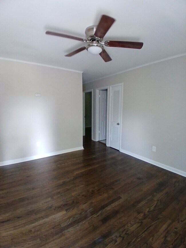 Foto del edificio - Beautifully Renovated 2 bedroom apartment ...