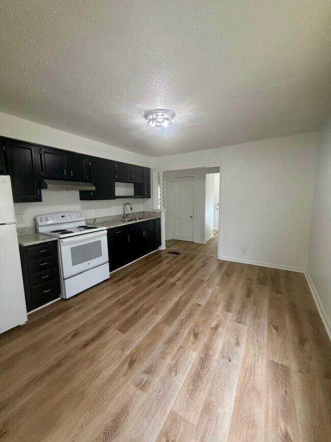 Building Photo - 1016 Stanley Ave