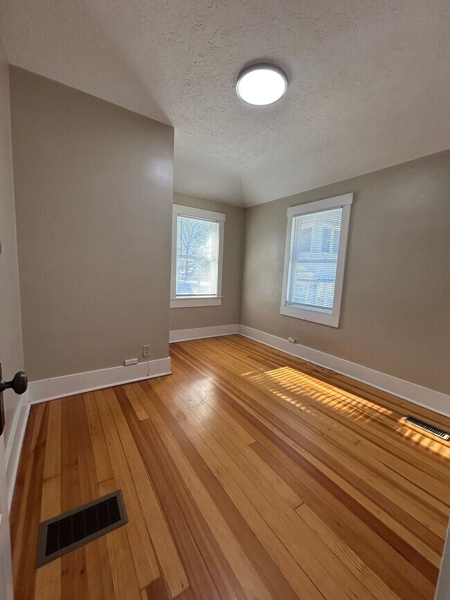 Foto del edificio - Charming 2-Bedroom Home Between Dundee & Blackstone with Large Attached Garage & Hardwood Floors