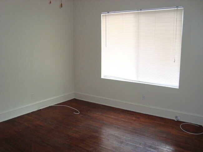 Building Photo - Adorable Downtown Apartment