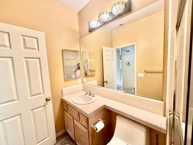 Foto del edificio - 4030 Bouquet Park Ln