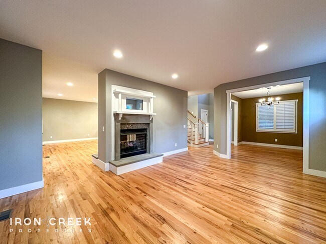 Building Photo - Spacious Three Bedroom Craftsman in the Re...