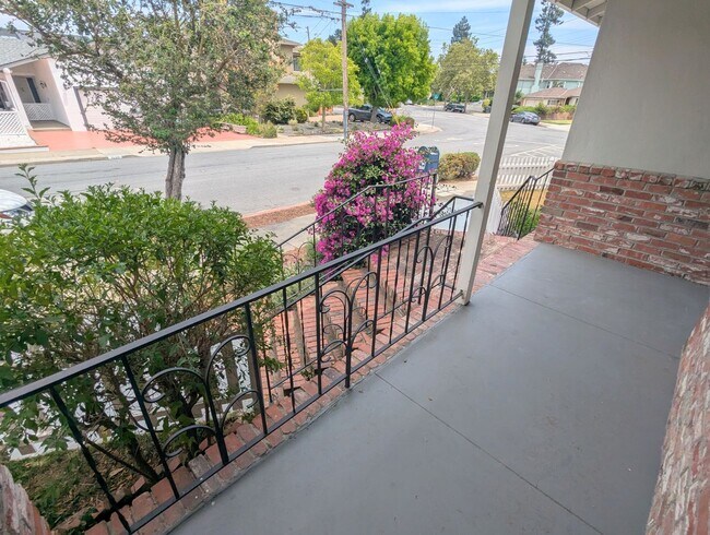 Building Photo - 4BR 3.5BA House with In-Law Unit and Bonus...