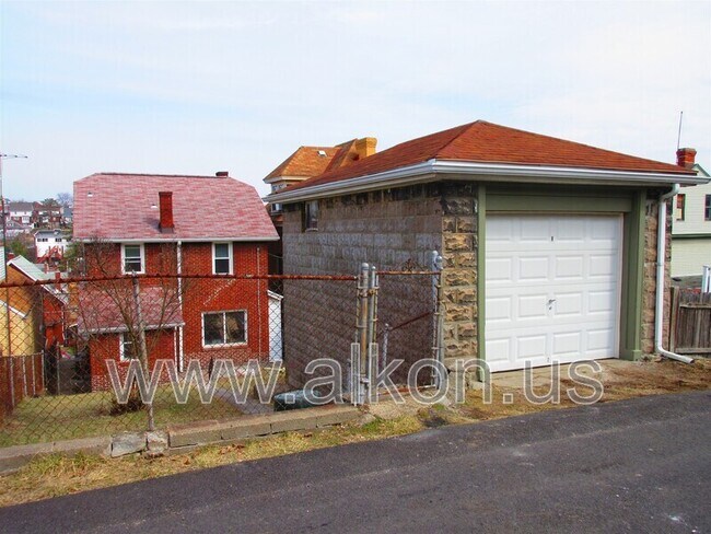 Foto del edificio - 818 Woodbourne Ave