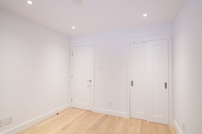 Building Photo - 4580 Chemin Queen Mary