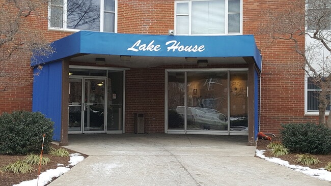 Building Photo - 11820 Edgewater Dr
