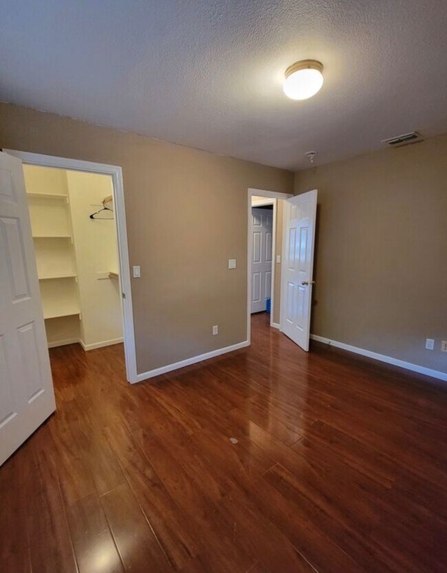 Foto del edificio - 2249 Fallwater Ln