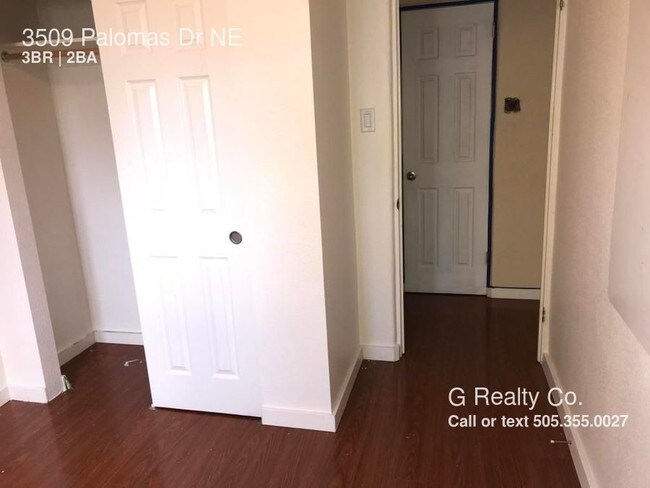 Building Photo - 3509 Palomas Dr NE