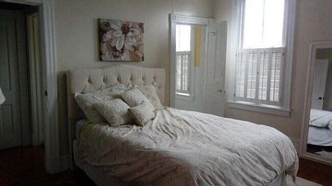 King Size Bedroom - 3205 Parkwood Ave