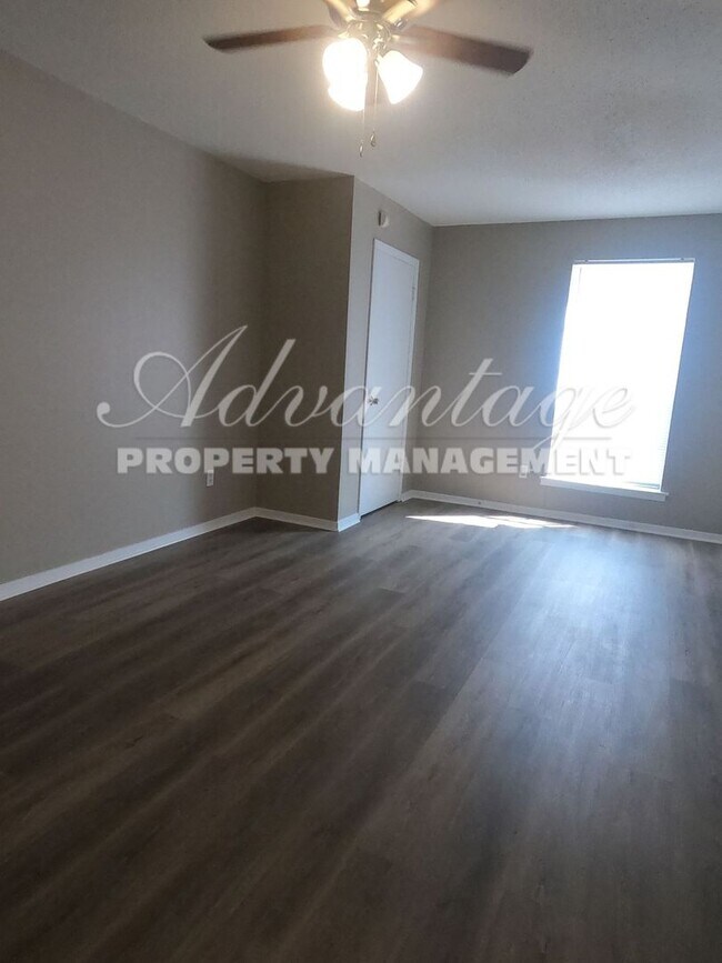 Foto del edificio - Schedule today to see this Parkway Village...