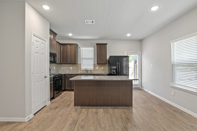 Foto del edificio - 13504 Axel Ln