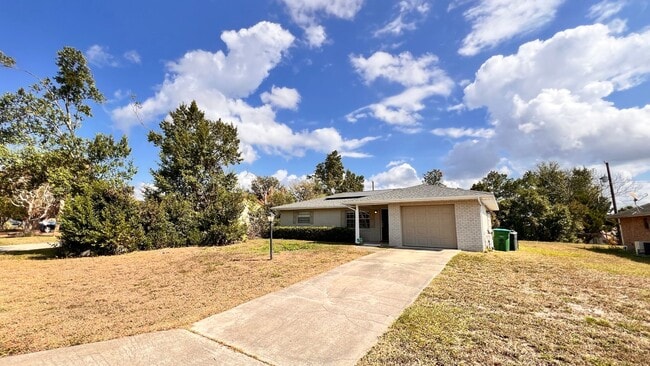 Foto del edificio - Charming 2-Bedroom Home with Solar Panels ...