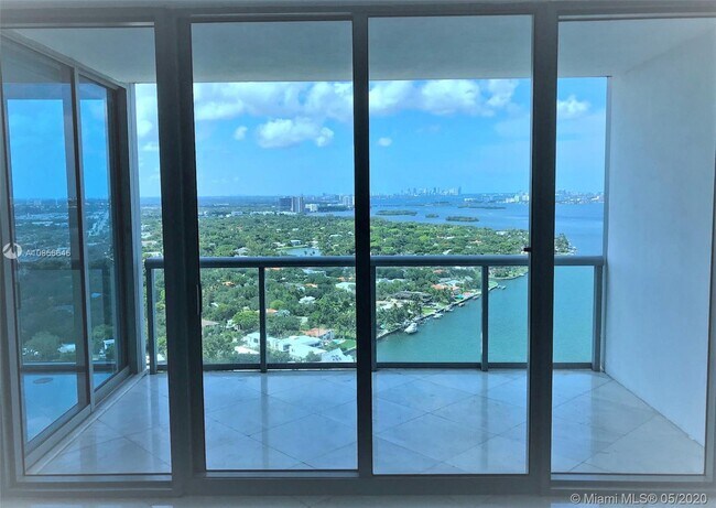 Foto del edificio - 601 NE 36th St