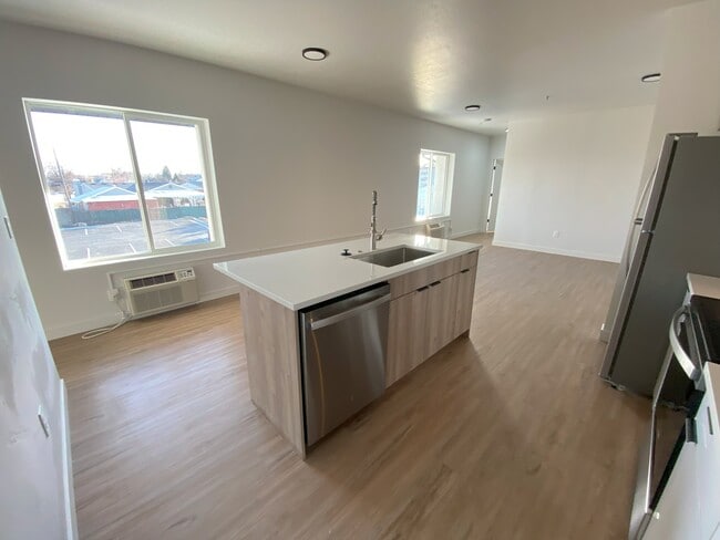 Building Photo - 404 E 5600 S