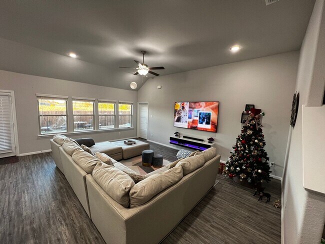 Foto del edificio - 4 Bedroom Single Family Home in Melissa