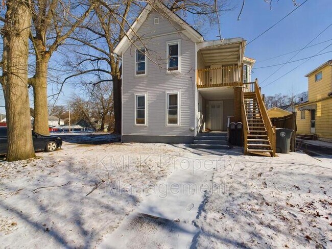 Building Photo - 383 Zeller Ave