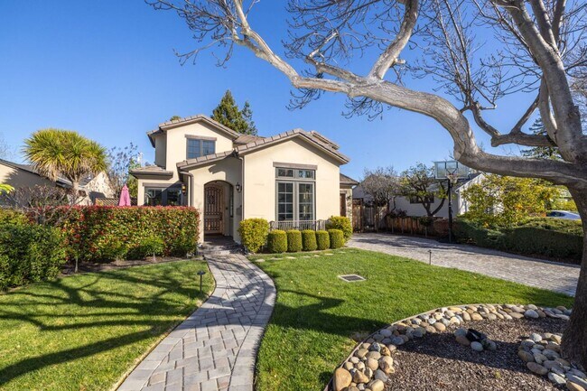 Foto del edificio - 5 Bed, 4.5 Bath Executive Home w/ Designer...