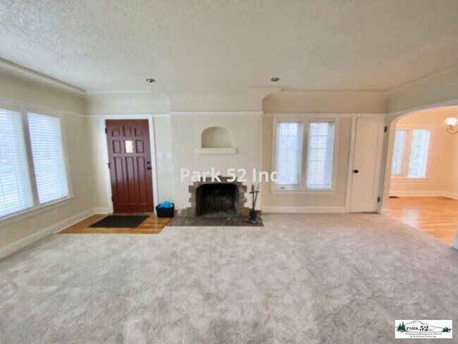 Building Photo - 422 S 40th St
