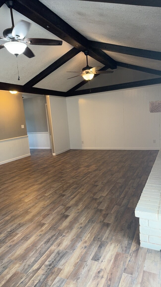Living - 704 N Dryden Cir