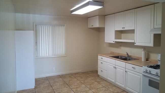 Building Photo - Super Clean & Nicely Renovated 2BR/1Bath i...