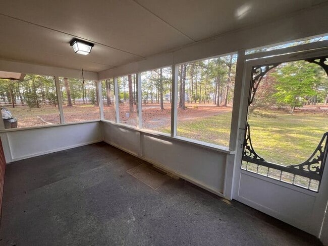 Building Photo - 825 Quewhiffle Rd