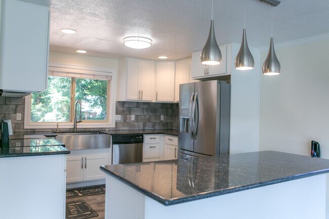 Foto del edificio - 4 bedroom 3 bath house for rent- Great location in Milwaukie, OR!