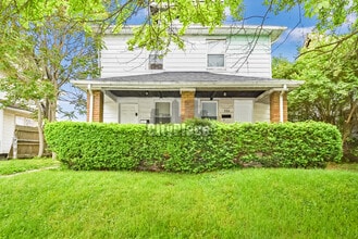 Building Photo - 925 N Gladstone Ave