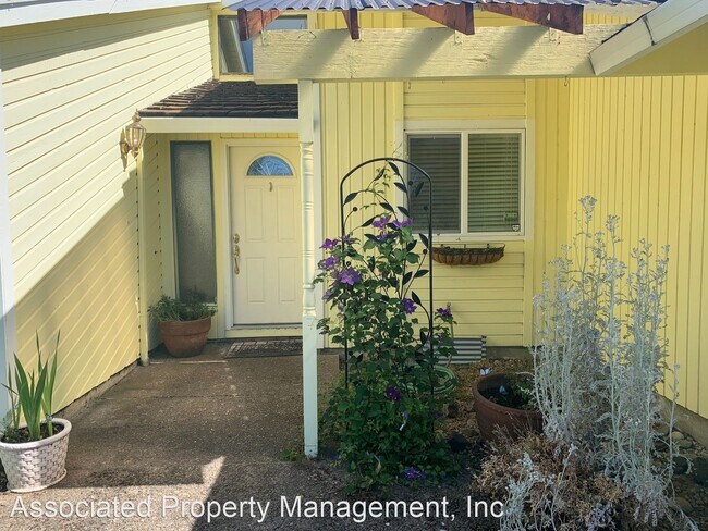 Foto del edificio - 4 br, 2.5 bath House - 441 NE Hillwood Dr