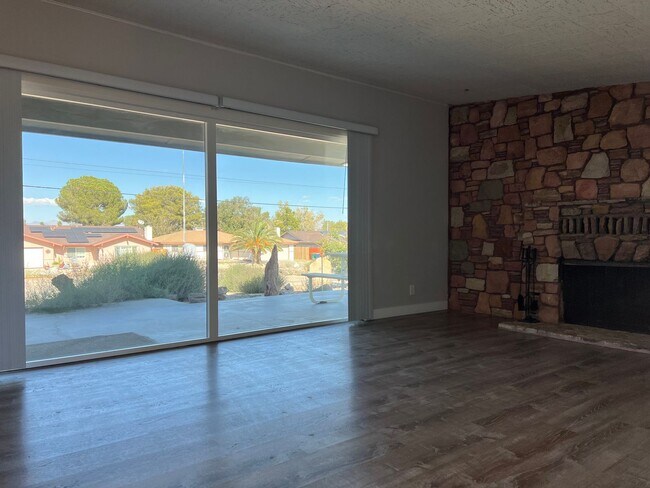Foto del edificio - Please Contact Vaughn Realty Property MGMT...