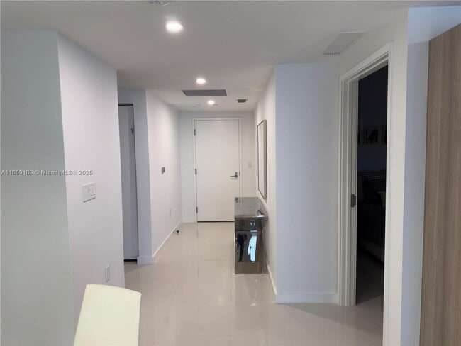 Building Photo - 9940 W Bay Harbor Dr