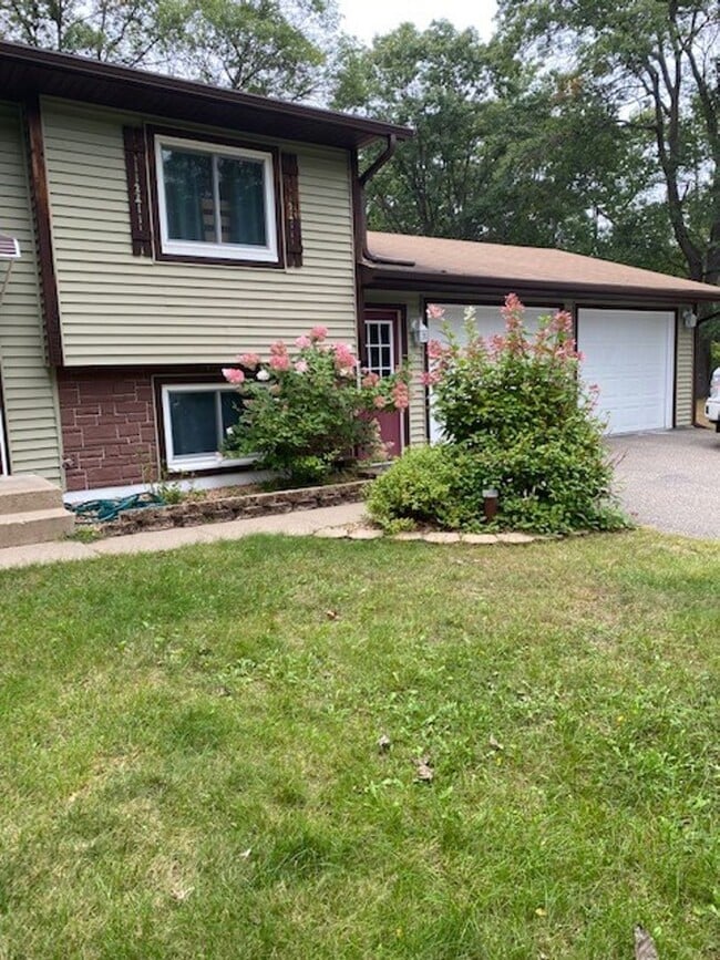 Building Photo - 4 Bedrooms, 2 Bathrooms Single Family Home...