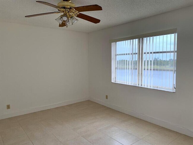 Foto del edificio - 8710 N Sherman Cir