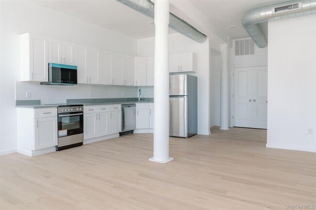 Building Photo - 155 River St