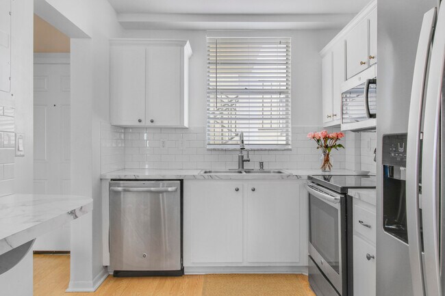 Foto del edificio - 100 Paradise Harbour Blvd