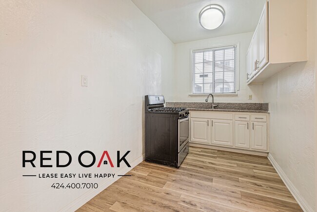 Foto del edificio - Charming One Bedroom Featuring Ample Stora...