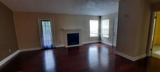 Foto del edificio - 4200 Thornbriar Ln