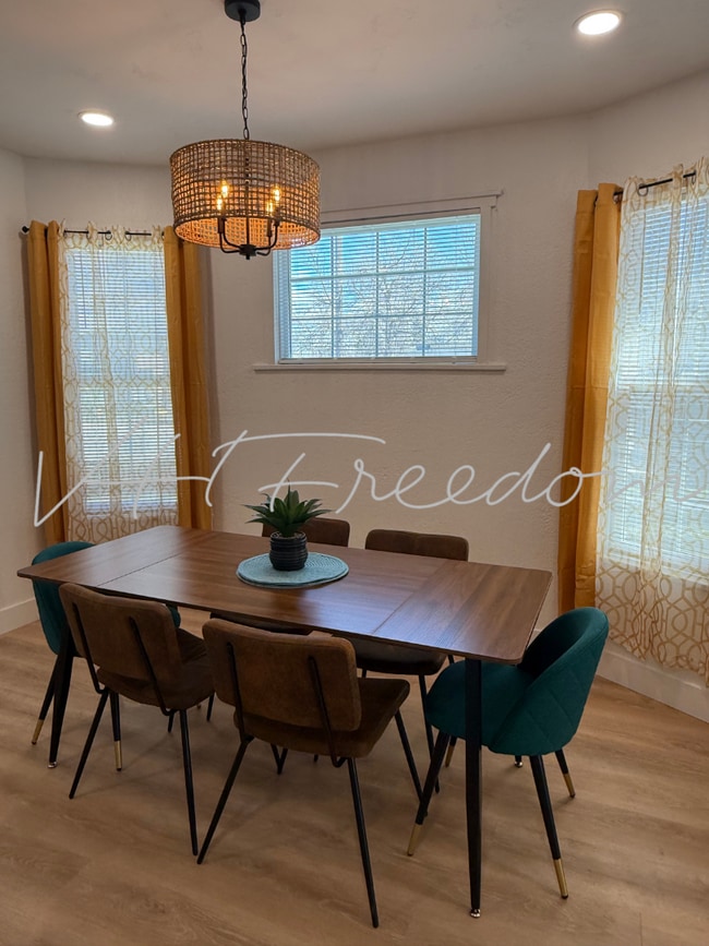 Building Photo - 826 7th Ave N