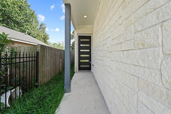 Building Photo - 10627 Emnora Ln