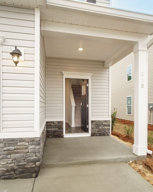 Foto del edificio - PET FRIENDLY - ENCLOSED FENCE In beautiful Graniteville!  Free Rent promo with qualified lease!!