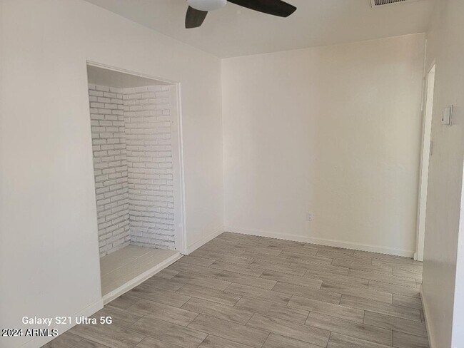 Foto del edificio - 2245 E Flower St