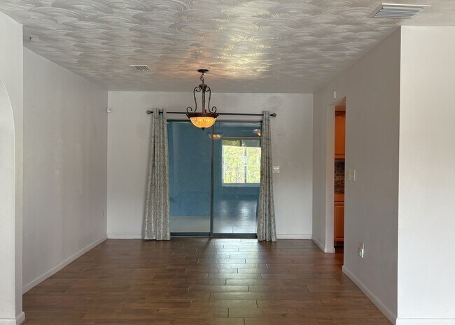 Building Photo - Spacious Florida Home Available Now!