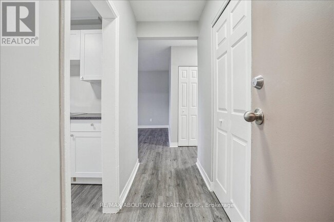 Building Photo - 2354-2354 Queensway Dr